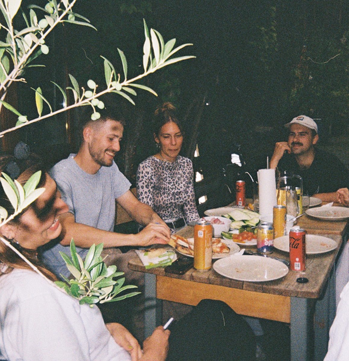 Gemeinsames Abendessen im Garten