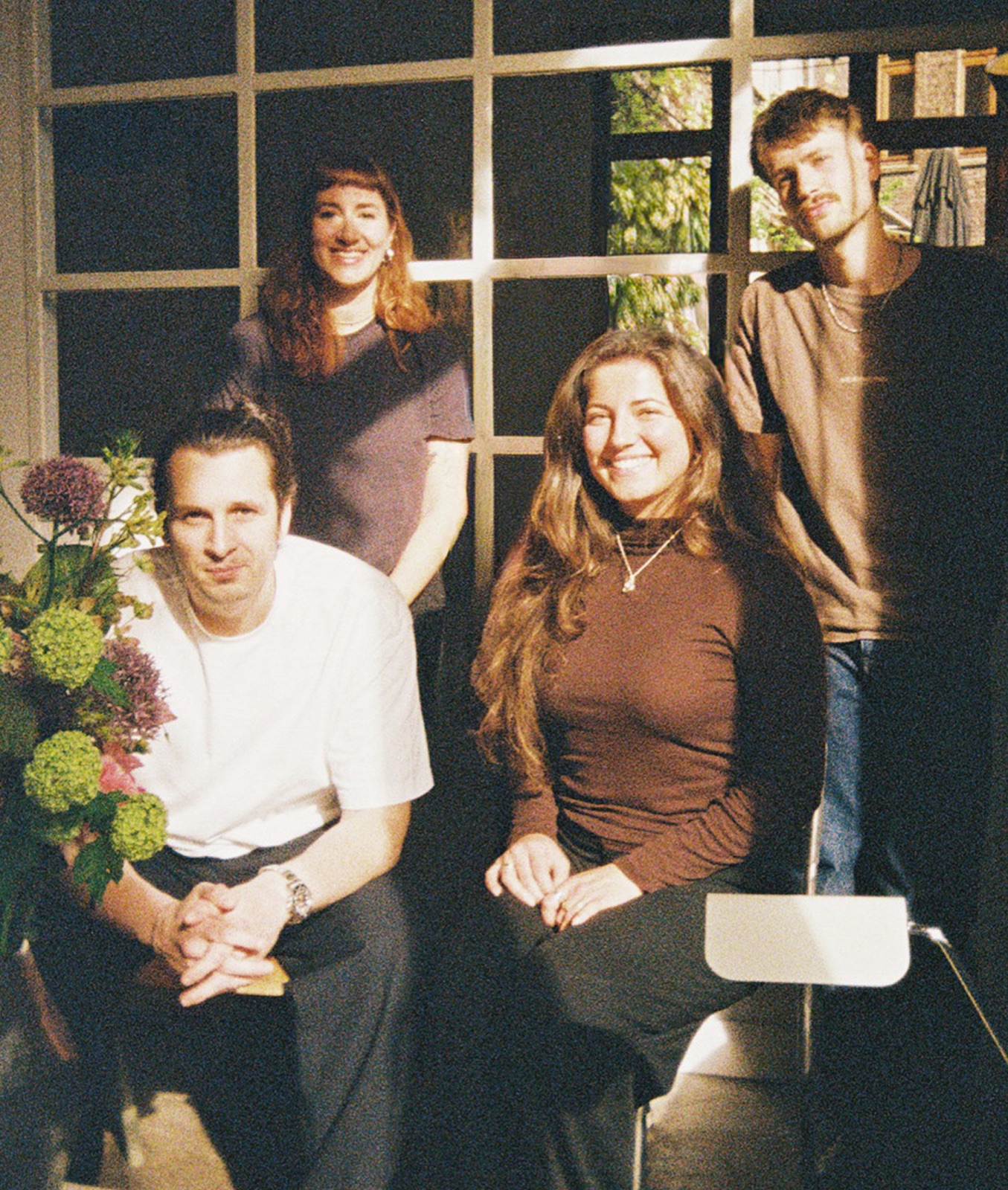 Das mainly-Team im Studio vor der Fensterfront
